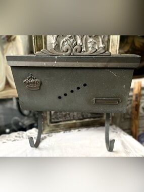 Vintage metal mailbox crown